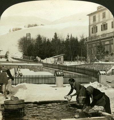 Kış ortasında halka açık çeşmede çamaşır yıkayan kadınlar, Zuoz, İsviçre by H. C. White