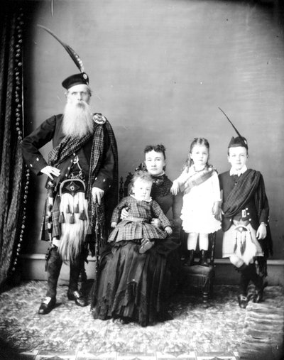 Ya Donald ve Harriet Mackay ve ailesi ya da karısı Catherine Toma ve çocukları ile Charles Ross, 1885 dolayları (bw fotoğraf) by Hannah Maynard