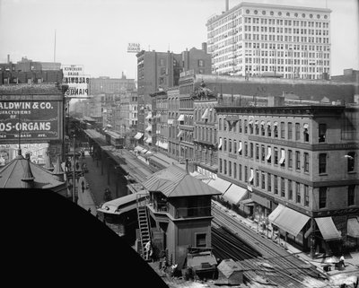 Yükseltilmiş demiryolu, Wabash Avenue, Chicago, Illinois, c.1900-10 (s/b fotoğraf) by Hans Behm