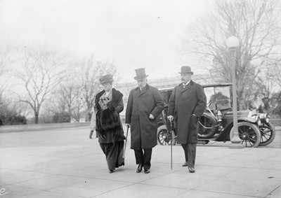 John Pierpont Morgan, Oğlu ve Kızı ile birlikte Money Trust Soruşturmasına katılıyor by Harris & Ewing