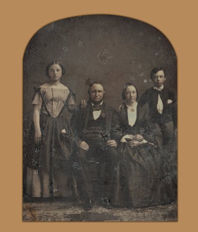 Kimliği Bilinmeyen Bir Ailenin Grup Portresi by Harrison and Hill