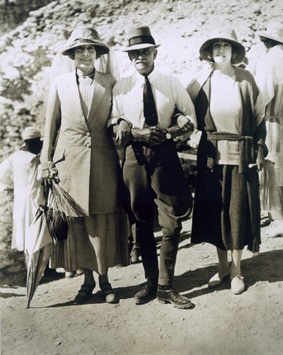 Soldan Sağa: Leydi Somerleyton, Albay Watson Paşa ve Hon. Krallar Vadisi Tutankhamun