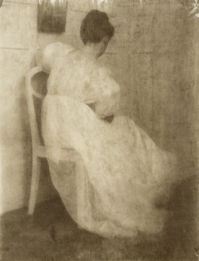 Beyaz Sandalyede Mary Warner, c.1910 (platin baskı üzerine sakız bikromat) by Heinrich Kuhn