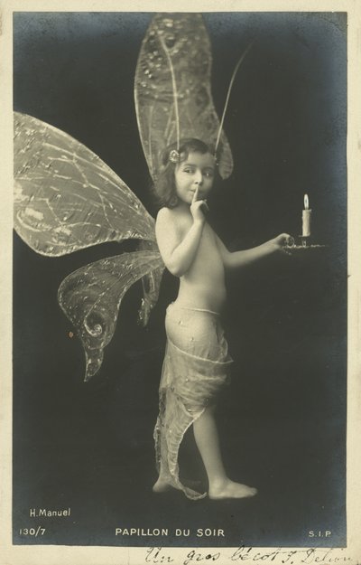 Kelebek gibi giyinmiş çocuk (s/b fotoğraf) by Henri (after) Manuel