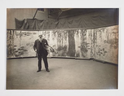 Claude Monet, 'Les nymphéas' adlı eserinin önünde paletiyle by Henri (attr. to) Manuel