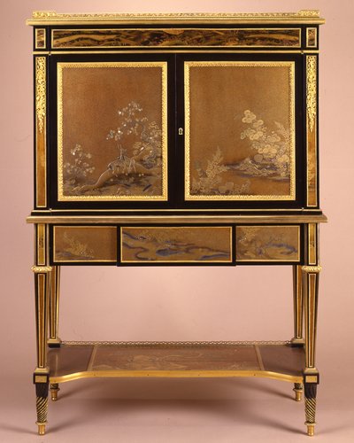 Louis XVI tarzında ormolu monteli bir sekreter by Henri Dasson