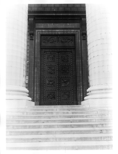 Dekalog ve Eski Ahit sahnelerini gösteren sekiz kabartma panelden oluşan La Madeleine kapısının görünümü (bronz) by Henri Joseph Francois de, baron Triqueti