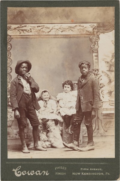 Dört Çocuk Portresi,c. 1890 (fotoğraf) by Henry Cowan