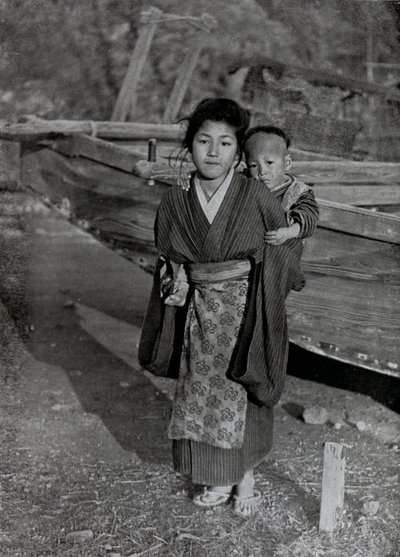 Bir Balıkçının Çocukları (s/b fotoğraf) by Herbert Ponting