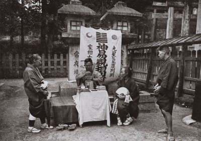 Inari Tapınağı'nda Bir Falcı (s/b fotoğraf) by Herbert Ponting
