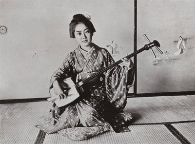 Samisen oynayan bir geyşa (s/b fotoğraf) by Herbert Ponting