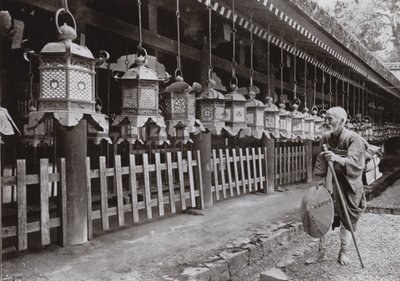 Nara, Kasuga Tapınağı'nda Bir Hacı (s/b fotoğraf) by Herbert Ponting
