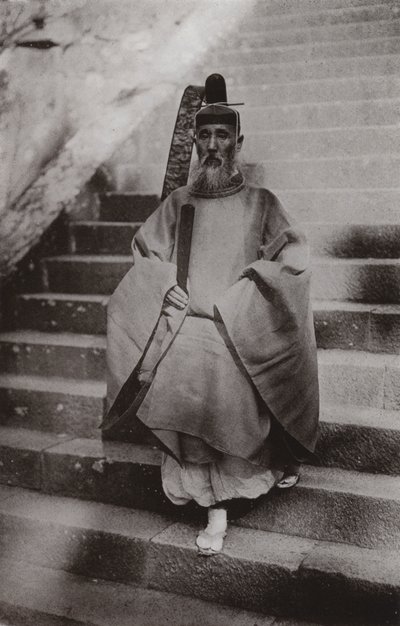 Bir Şinto Rahibi (s/b fotoğraf) by Herbert Ponting