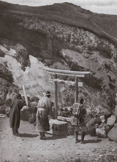 Kraterin Kenarında Bir Tapınak (s/b fotoğraf) by Herbert Ponting