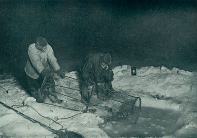 Dr. Atkinson ve Clissold Balık Tuzağını Çekerken, 28 Mayıs 1911, 1913 by Herbert Ponting