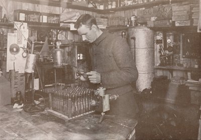 Dr. Simpson Laboratuvarında, 21 Aralık 1911, 1913 by Herbert Ponting