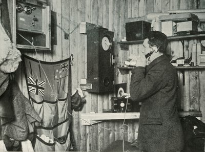 Dr. Simpson, Kulübede Telefonun Diğer Ucundaki Gözlemin Zamanlaması, c1911, 1913 by Herbert Ponting