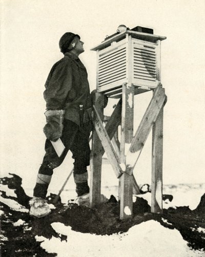 Dr. Wilson Güneş Işığının İlk Işınlarının Kaydedilmesini İzlerken, c1911, 1913 by Herbert Ponting