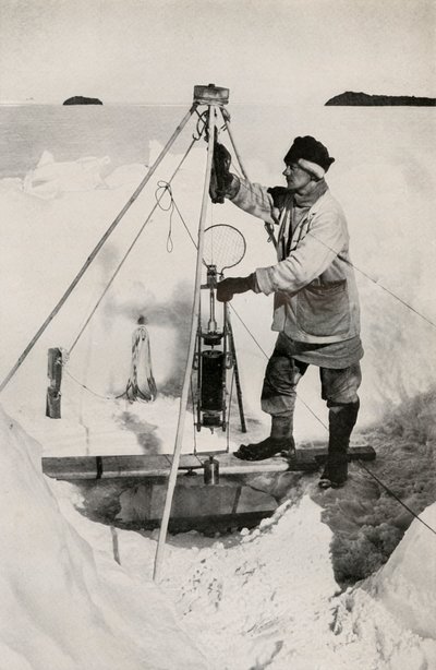 Nansen-Petersen Yalıtımlı Su Şişesi ile E.W. Nelson, c1911, 1913 by Herbert Ponting