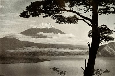 Motosu Gölü'nden Fuji, 1910. by Herbert Ponting