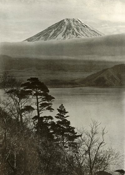 Orta nokler omurgadan Fuji, 1910. by Herbert Ponting
