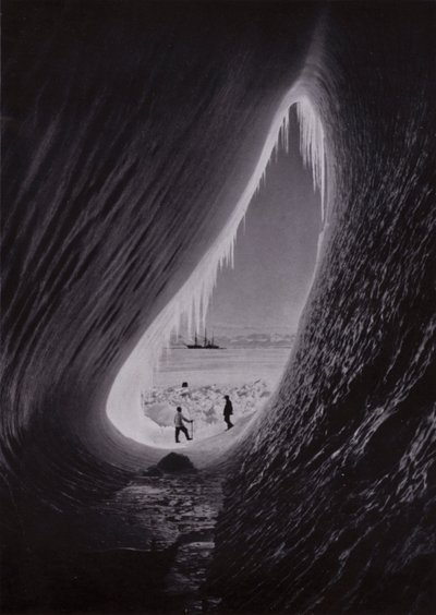 Bir buzdağındaki mağara; Uzaktan Terra Nova (s/b fotoğraf) by Herbert Ponting