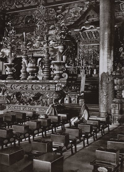Bir Budist Tapınağının İçi (s/b fotoğraf) by Herbert Ponting