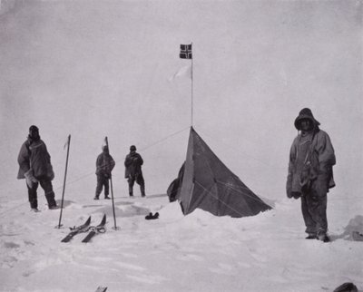 "Siyah bir bayraktı, Norveç bayrağıydı. Amundsen direğin başındaydı" (s/b fotoğraf) by Herbert Ponting