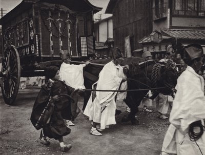 1920'lerde Japonya: Yüksek rütbeli bir kişinin Şintoist cenaze töreni (s/b fotoğraf) by Herbert Ponting