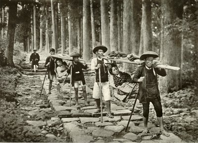 Mabetlere Giden Japon Hanımlar, Nikko, 1910. by Herbert Ponting