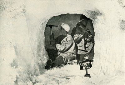 Teğmen. Evans ve Nelson Soğuk Hava Deposu İçin Bir Mağarayı Keserken, 12 Ocak 1911, 1913 by Herbert Ponting