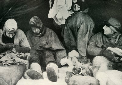 Kutup Partisi Üyeleri Uyku Tulumlarına Giriyor, c1911, 1913. by Herbert Ponting