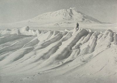 Suda Yıpranmış Bir Buzdağı Üzerinde Erebus Dağı, Ekim 1911, 1913 by Herbert Ponting