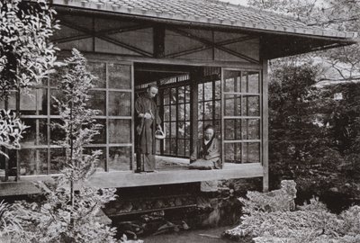 Namikawa San sazanını besliyor (s/b fotoğraf) by Herbert Ponting