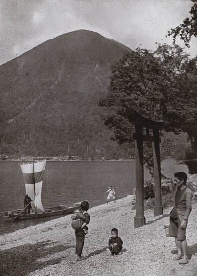 Nantai-zan ve Chuzenji Gölü (s/b fotoğraf) by Herbert Ponting