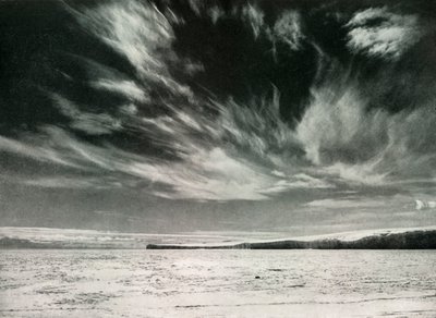 Barne Buzulu Üzerindeki Olağanüstü Cirrus Bulutları, 19 Aralık 1911, 1913 by Herbert Ponting