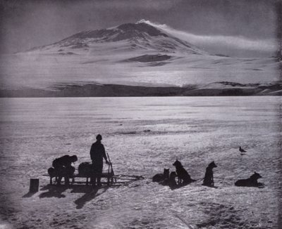Arka planda Erebus Dağı olan kızak ve köpekler (s/b fotoğraf) by Herbert Ponting