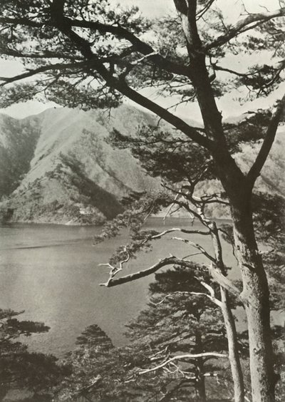 Gölün Karşısındaki Otel, Shoji, 1910. by Herbert Ponting