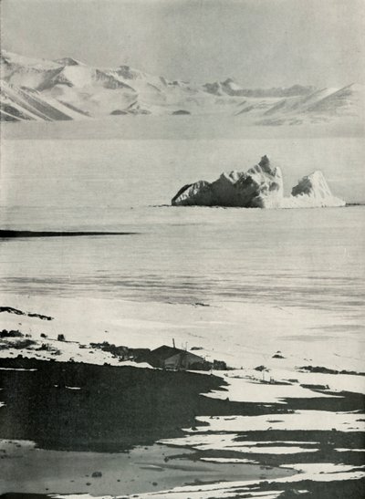 Rampanın Tepesinden Kulübe ve Batı Dağları, c19101913, 1913. by Herbert Ponting