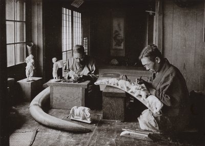 Fildişi Oymacıları (s/b fotoğraf) by Herbert Ponting