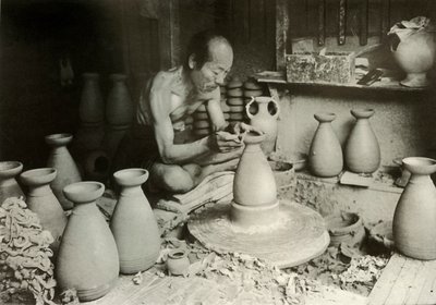 Çarkındaki Potter, 1910. by Herbert Ponting