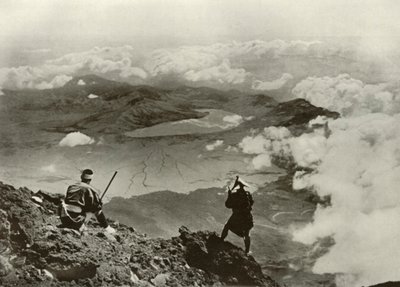 Bulutların Üzerinde İki Mil, 1910. by Herbert Ponting