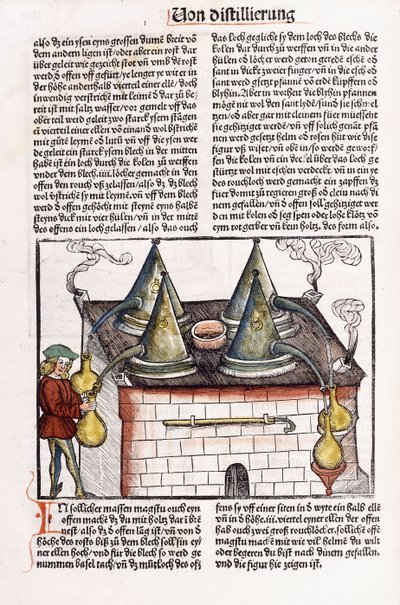 Bitkilerin uçucu yağlarını çıkarmak için 15. yüzyılın sonlarında bir içki fabrikasının illüstrasyonu, 1500 by Hieronymus Brunschwig
