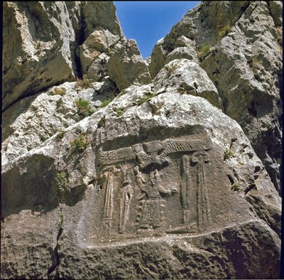 Bir aile yaratığı altında bir karakter ile alçak kabartma. 1250-1220 M.Ö. by Hittite