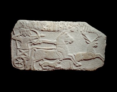Av kabartması: Hitit kralı Maradas, Asur kralları gibi bir geyiği kovalayan bir tankta. Neo - Hitit dönemi, MÖ 1050 - 900 civarında. Anadolu