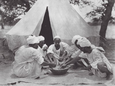 Afrika: Arap denizciler yemekte (s/b fotoğraf) by Hugo Adolf Bernatzik