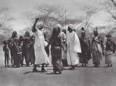 Afrika: Aulad Hamid dansı (b/w fotoğraf) by Hugo Adolf Bernatzik