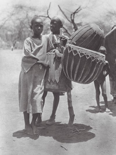 Afrika: Aulad Hamid davulları (siyah-beyaz fotoğraf) by Hugo Adolf Bernatzik