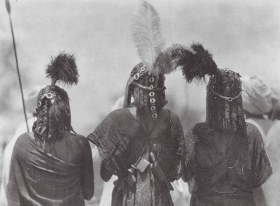 Afrika: Aulad Hamid baş giysisi (b/w fotoğraf) by Hugo Adolf Bernatzik