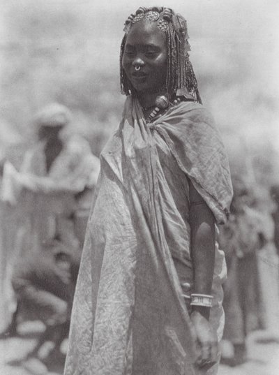 Afrika: Aulad Hamid gümüş ve kehribar süs eşyası (b/w fotoğraf) by Hugo Adolf Bernatzik